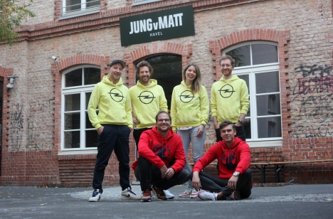 Opel kürt Jung von Matt HAVEL zur neuen Lead-Agentur - Die Opel-Pitch-Sieger bei JvM: Daniel Schweinzer (Geschäftsführer Kreation), Jonas Bailly (Geschäftsführer Beratung), Meike Freymuth (Geschäftsleitung Beratung) und Lukas Liske (Geschäftsführer Kreation) - in den gelben Shirts v.l.n.r. sowie Daniel Schäfer und Szymon Rose (Chief Creative Officers JvM-Gruppe) in den roten Shirts ebenfalls von v.l.n.r. - Foto: JvM